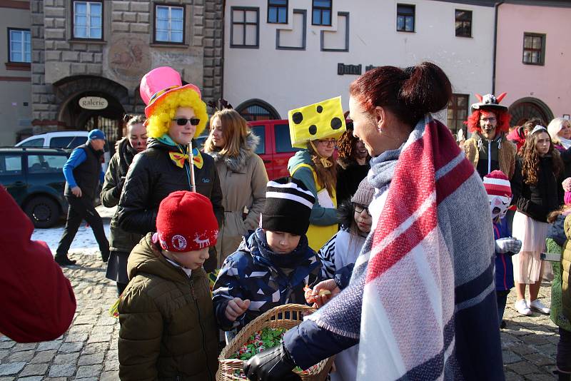 Děti ze ZŠ Zlatá stezka 240 vyrazily do masopustního průvodu Prachaticemi.