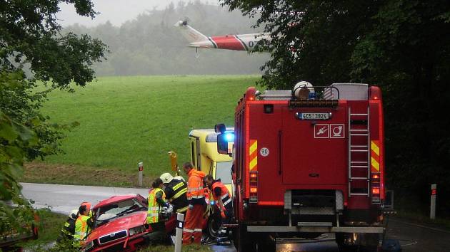 K nehodě osobního vozidla u Mičovic na Lhenicku vyjížděli i záchranáři, povolána byla také letecká záchranná služba.
