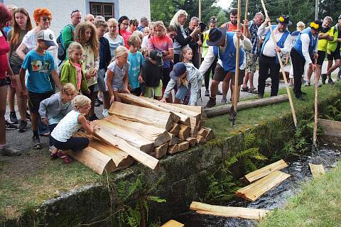 Jelenovršské slavnosti nabídly folklór i ukázky plavení dřeva na Schwarzenberském plavebním kanále.