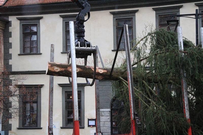 V pátek 18. listopadu dorazil na prachatické náměstí vánoční strom. Zdobit se bude příští týden.