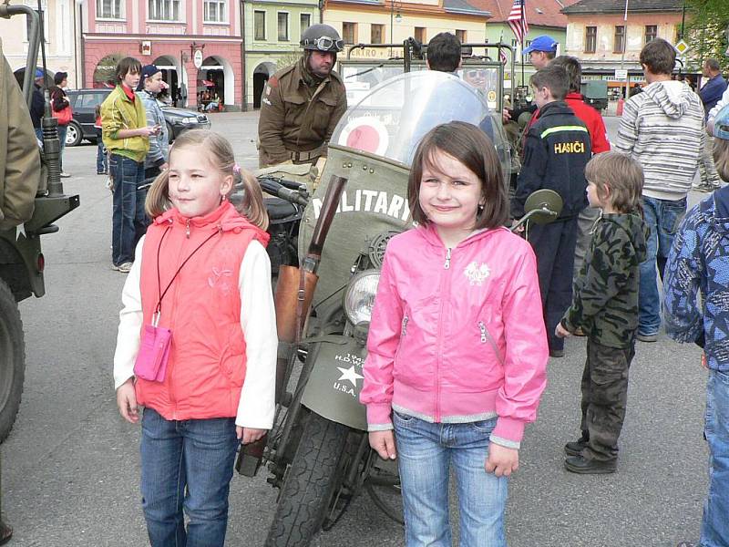 Příjezd historických vojenských vozidel na netolické náměstí.