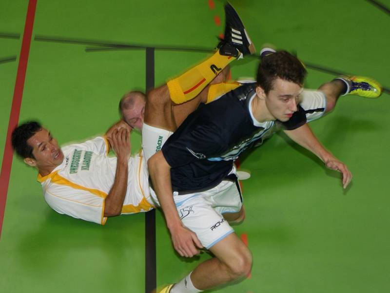 V sobotu 17. ledna se ve sportovní hale v Prachaticích odehrály zápasy krajského finále Českého poháru futsal sálové kopané. Foto z utkání SK Strabag  PT - Bombarďáci Větřní.