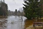 Rozvodněná Vltava u Soumarského Mostu a Černého Křiže.