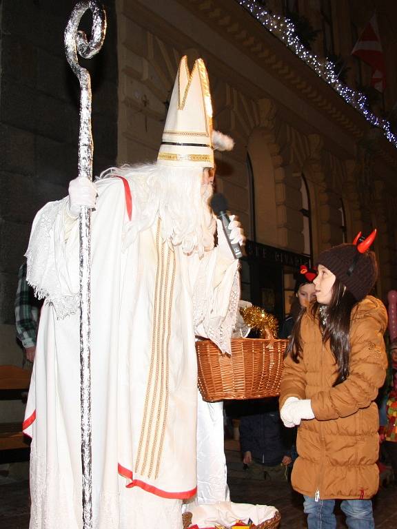 Na prachatické Velké náměstí dorazili čerti. Dohlížel na ně Mikuláš s andělem.