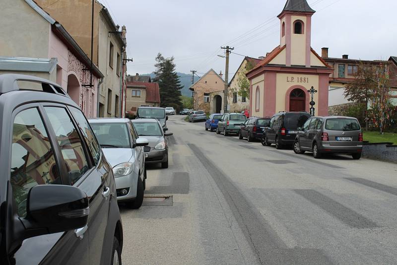 Na kole, na motorce, v autě. Do Chluman v sobotu zamířily stovky návštěvníků, aby tu společně s trhovci odstartovaly první letošní trh. Další je připraven na první červnový víkend.