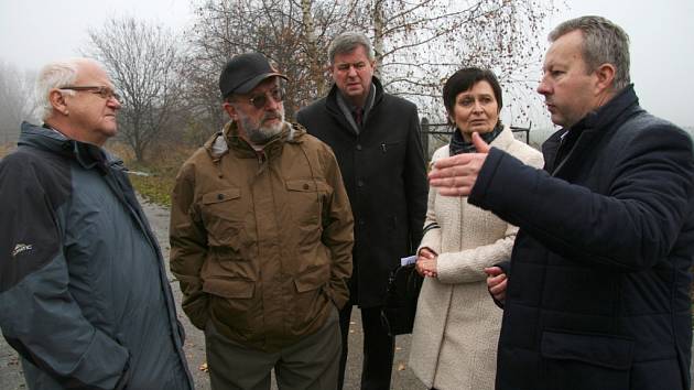 Podle ministra životního prostředí Richarda Brabce (vpravo) by se mělo se sanací areálu pokračovat tak, aby na likvidaci nejtoxičtějších odpadů navázala likvidace méně nebezpečných látek a sanace stavebních objektů.