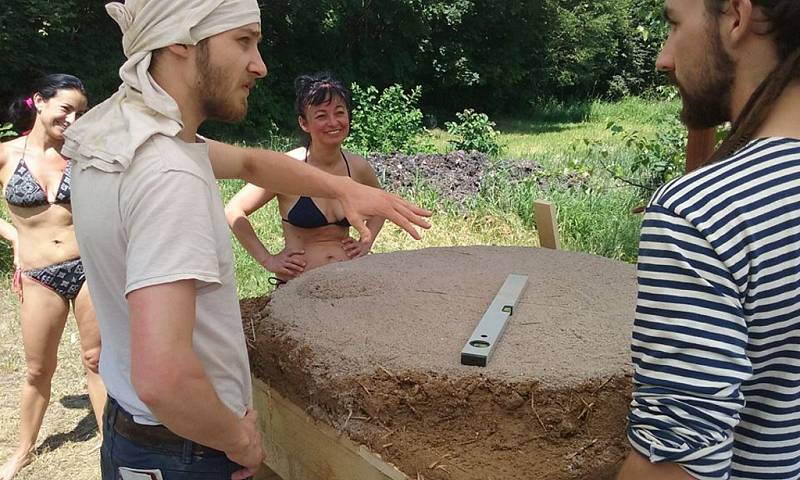 Parta dobrovolníků pomohla se stavbou pece v zahradě prachatické Kralovy vily.