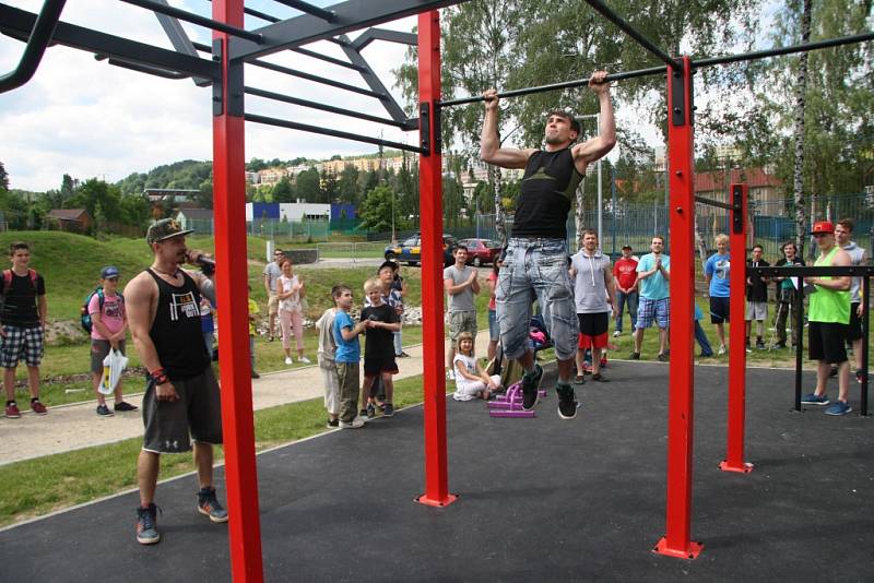 Ve Vimperku otevřeli v pátek 10. června nové hřiště pro street workout. Je první svého druhu na Prachaticku. Nové hřiště si mohli vyzkoušet i Vimperáci bez rozdílu věku.