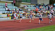 Městský stadion se zaplnil dětmi. Dům dětí a mládeže pro ně připravil atletickou soutěž.