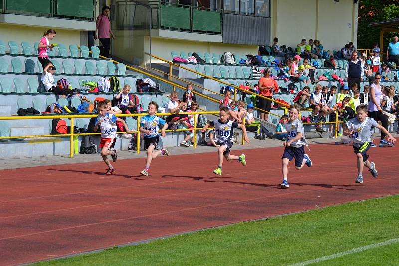 Městský stadion se zaplnil dětmi. Dům dětí a mládeže pro ně připravil atletickou soutěž.