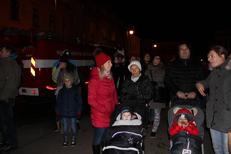 Bohatý program, včetně příjezdu paní Zimy v kočáře, čekal na návštěvníky na netolickém náměstí.