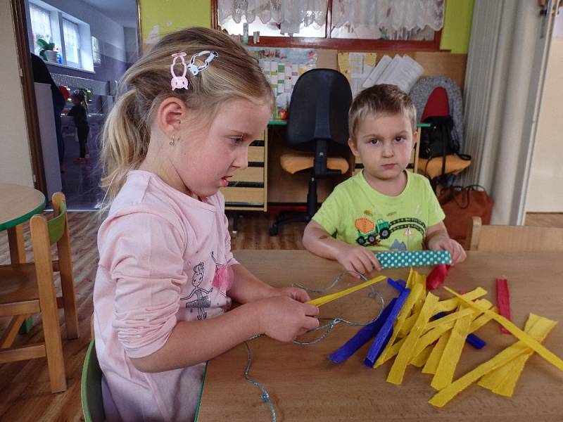 Děti z MŠ Paraplíčko vyráběly barevné draky.