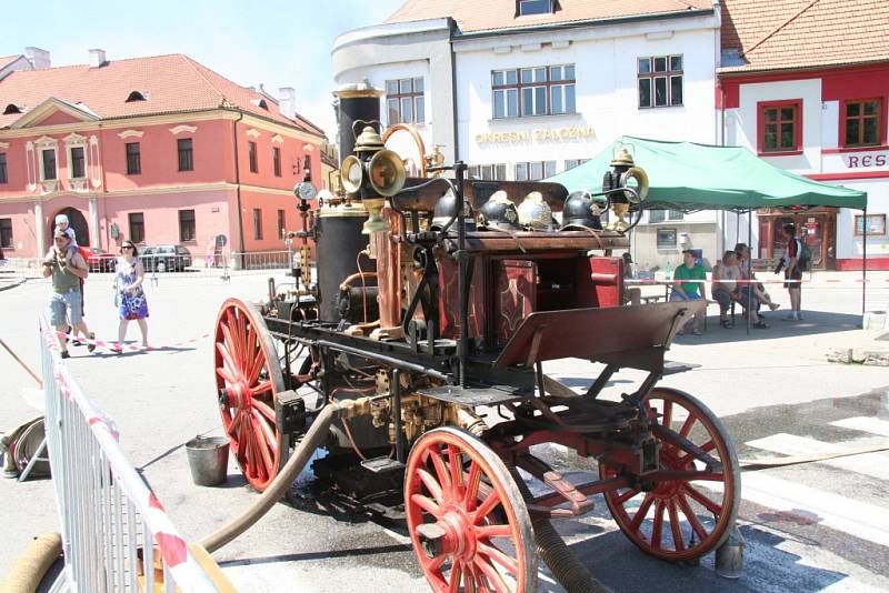 Setkání hasičů a historických parních stříkaček v Netolicích.