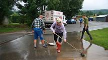 Tři domy, ve kterých počítají majitelé škody,  vytopené sklepy, podmáčené trávníky a nepořádek. To všechno za sebou nechala voda, která protekla obcí Chlumany na Prachaticku v sobotu 22. června.