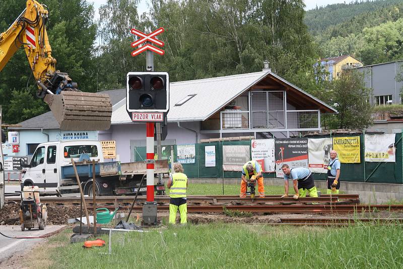 Přes železniční přejezd ve směru z Prachatic na České Budějovice se řidiči nedostanou.