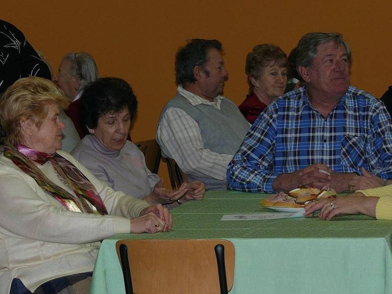 Společenský sál radnice ve Volarech patřil v pátek seniorům.