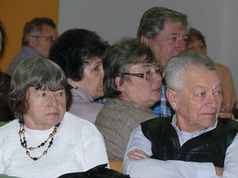 Společenský sál radnice ve Volarech patřil v pátek seniorům.