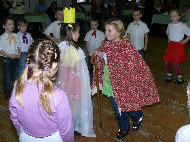 jejich vystoupení zakončila i zkrácená zhudebněná verze pohádky O šípkové Růžence.