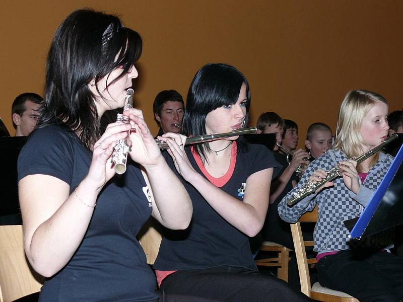 O hudební část společného setkání se postaral dechový orchestr ZUŠ Volary.