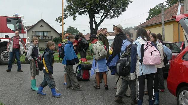 Děti z tabora u Nebahov při evakuaci do místního kulturního domu.