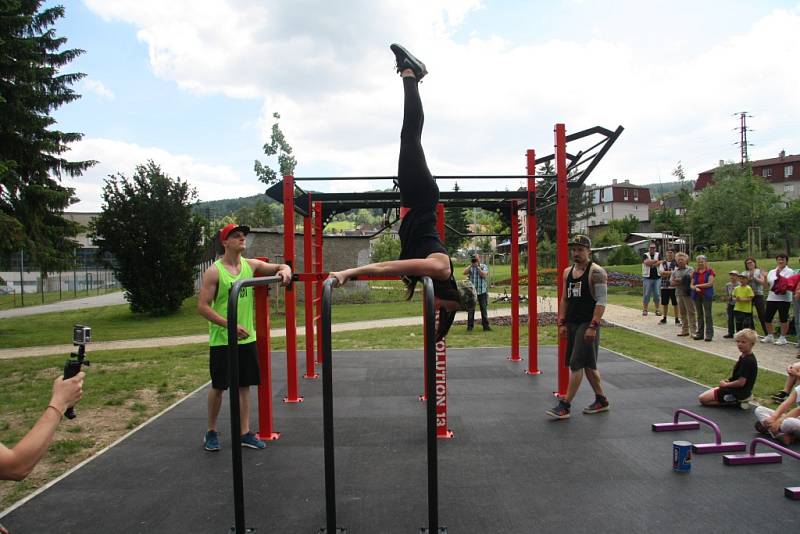 Ve Vimperku otevřeli v pátek 10. června nové hřiště pro street workout. Je první svého druhu na Prachaticku. Slavnostní otevření doplnila exhibice workoutu zástupců E.R.S. workout.