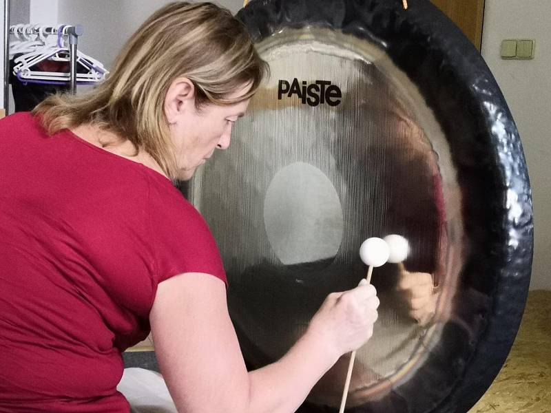Dana Šitnerová přivezla do Prachatic gong. Ukázala, co všechno dokáže.