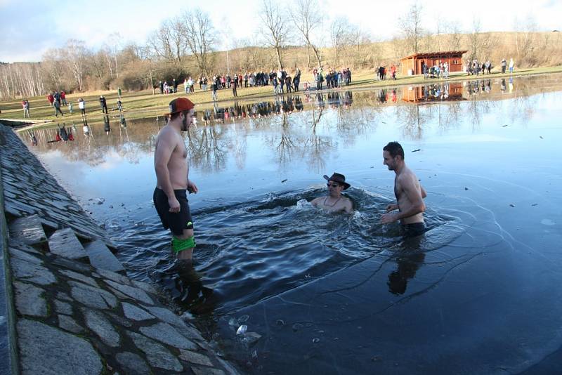 Vánoční otužování v koupališti v Lažištích. 