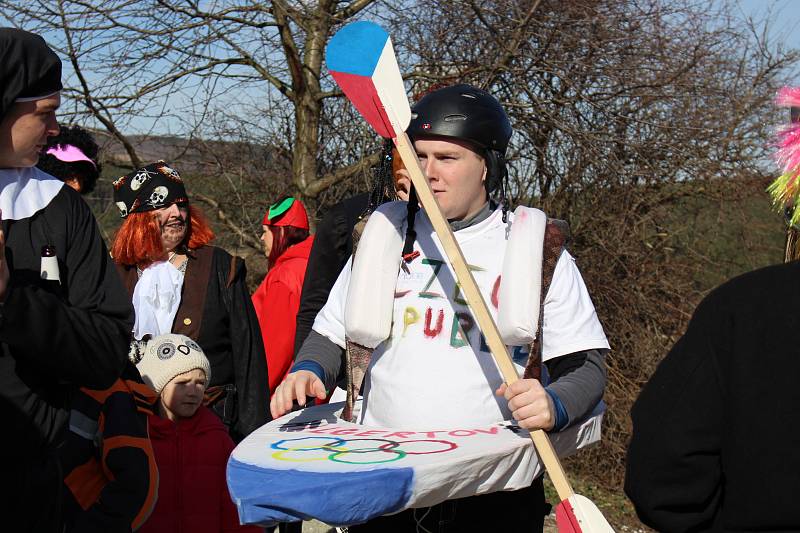 Pozadu s Masopustem nezůstali ani Lažišťští. V sobotu vyrazilo do ulic obce na padesát masek.