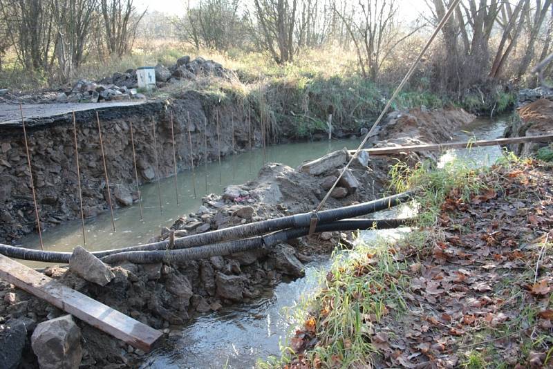 Do městské Lhotky u Prachatic musejí obyvatelé po objížďce. Most z větší části opraví Prachatičtí z dotačních peněz.