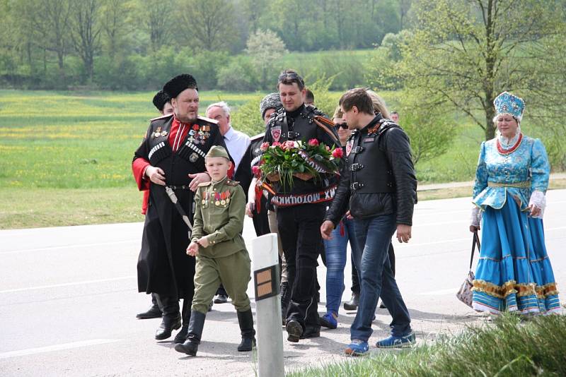 Místo původního památníku leží pod silnicí, konec druhé světové války na Prachaticku připomíná novější. I sem přišli Noční vlci položit květiny.