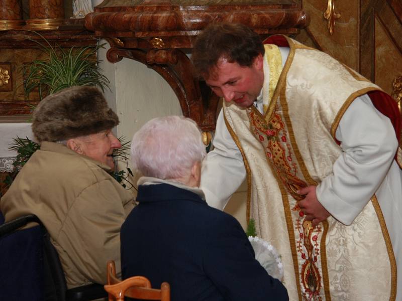 V sobotu 22. listopadu 2014 obnovili manželé Josef a Věra Čížkovi v kostele svaté Markéty ve Vitějovicích manželský slib. Oslavili tak svou diamantovou svatbu, tedy šedesát let společného života.