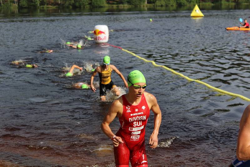 Triatlonistky připravily při Short tracku fanouškům skvělou podívanou.