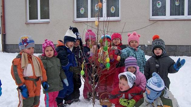 Děti ze zdíkovské školky zdobily velikonoční strom.