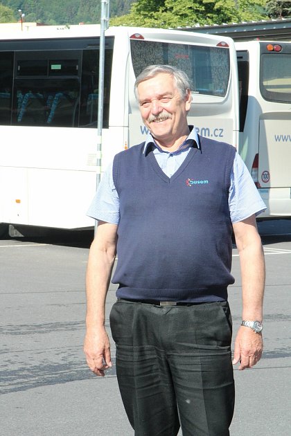 Řidič autobusu Robert Dušek z Prachatic najel dva miliony kilometrů bez nehody.