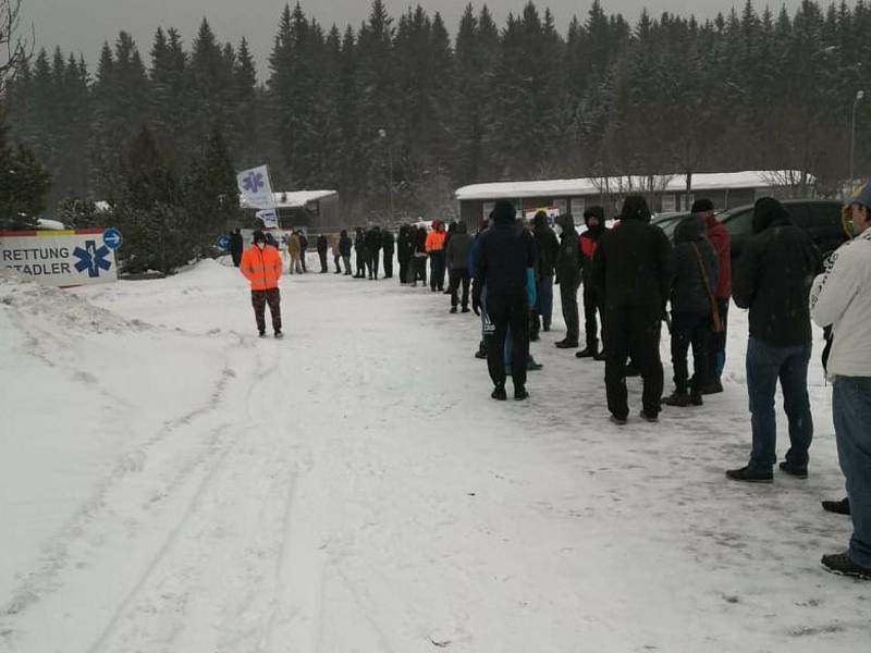 Fronta dlouhá kilometr se v sobotu 23. ledna táhla před testovacím místem na hraničním přechodu Strážný - Philippsreut.