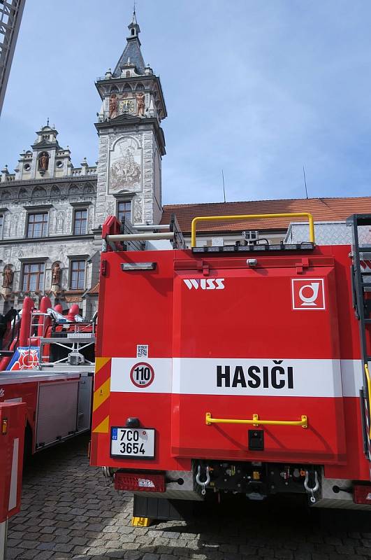 Prachatičtí hasiči na Velkém náměstí předvedli svoji výjezdovou techniku, která byla slavnostně posvěcena i práci lezců.