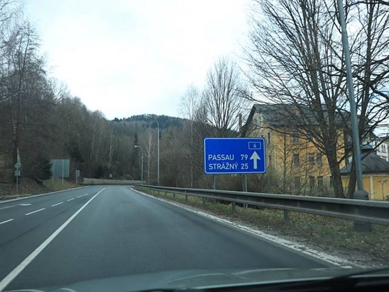Silnice z Vimperka na hraniční přechod Strážný řidiče děsí.