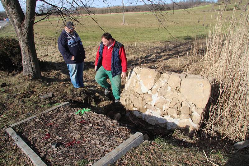 Řemeslníci z prachatického Kamenictví Váňa zjišťují rozsah škod na pomníku Setkání pěti armád na vitějovické křižovatce U Stopařky.