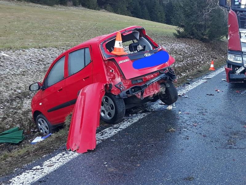 Střet osobního auta s kamionem u Horní Vltavice 14. listopadu skončil tragicky. Řidič na zledovatělé silnici dostal smyk a čelně narazil do kamionu.