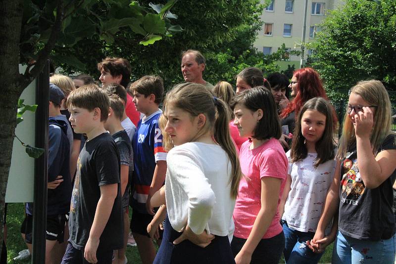 U Národky je nové workoutové hřiště. Radost z něj mají hlavně děti.