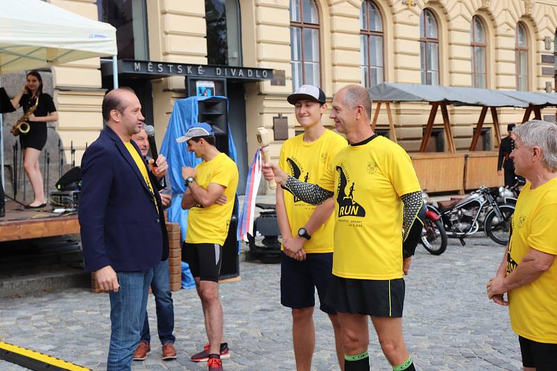 Prachatičtí sportovci běželi z Prachatic do Grainetu po trase Zlaté stezky.