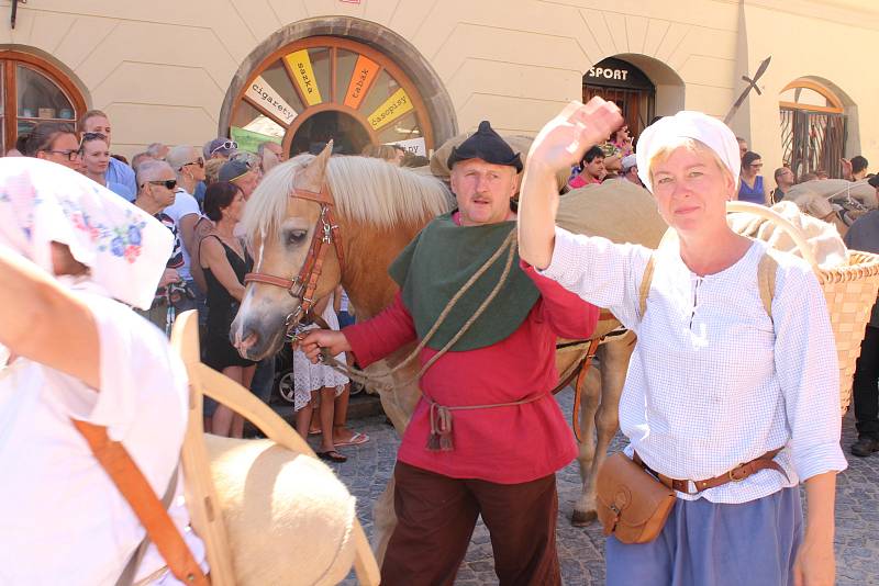 Kočár tažený koňmi přivezl na Velké náměstí Leonu Machálkovou. V průvodu se představili všichni účinkující.