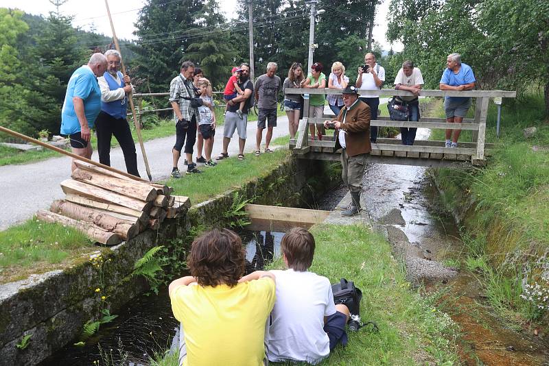 Z turistů se na chvíli stali plavci dřeva.