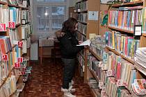 Čtenáři školou povinní a ženy tvoří většinu návštěvníků obecní knihovny ve Čkyni. Ti menší chtějí povinnou četbu a dámy hledají romantické příběhy. 