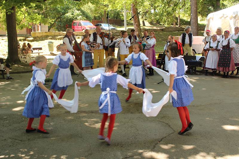 Prachatický folklórní soubor LIbín vychovává své nástupce. Premiérově se tak představil LIbíňáček ve Štěpánčině parku při Slavnostech Zlaté stezky.