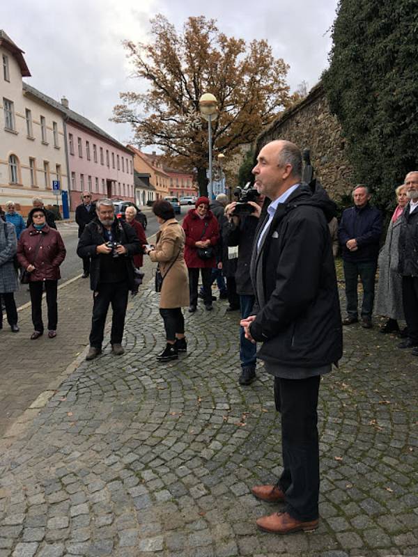 K 30. výročí sametové revoluce byla v neděli 17. listopadu slavnostně za přítomnosti řady osobností odhalena pamětní deska. Nachází se v prachatické Zahradní ulici a srdce z břečťanu.