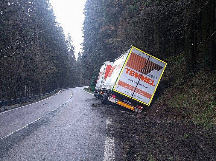 Kamion dnes ráno (26. dubna) havaroval na silnici směrem k hraničnímu přechodu Strážný.