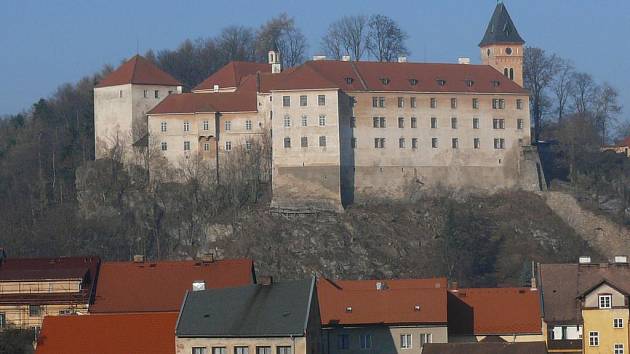 Vimperský zámek by měl zatím zůstat pro pořádání společenských akcí přístupný i s ohledem na práci archeologů a historiků