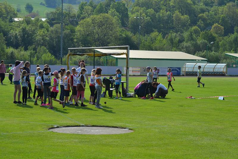 Městský stadion se zaplnil dětmi. Dům dětí a mládeže pro ně připravil atletickou soutěž.