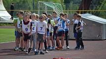 Městský stadion se zaplnil dětmi. Dům dětí a mládeže pro ně připravil atletickou soutěž.